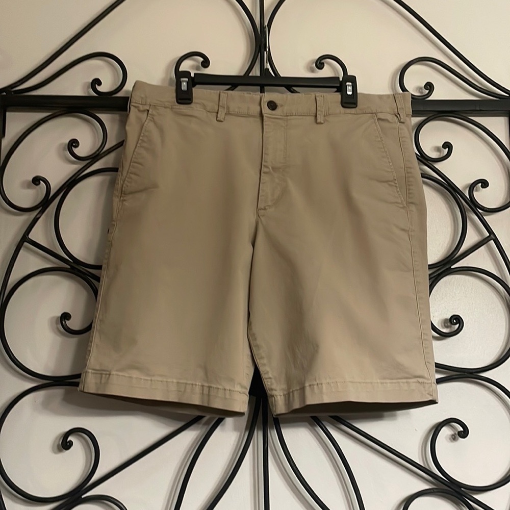 Men’s Gap Khaki Shorts. Size 36